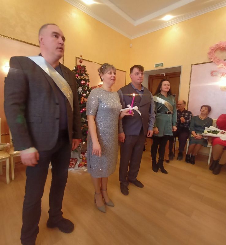 Алуштинский городской отдел ЗАГС в рамках мероприятий, посвященных закрытию Года семьи, провел обряд «серебряной свадьбы» - поздравил юбиляров семейной жизни супругов Виталия и Анну Наумовых Алуштинский городской отдел ЗАГС в рамках мероприятий, посвященных закрытию Года семьи, провел обряд «серебряной свадьбы» - поздравил юбиляров семейной жизни супругов Виталия и Анну Наумовых