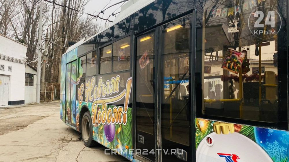 В Крыму начали курсировать новогодние троллейбусы В Крыму начали курсировать новогодние троллейбусы