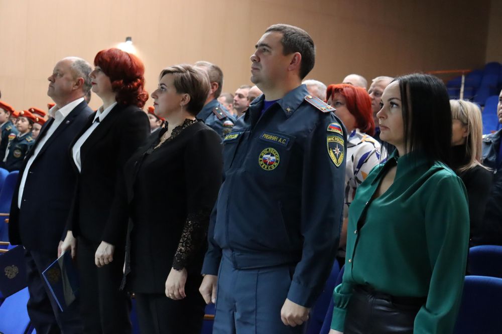 Сегодня свой профессиональный праздник отмечают сотрудники подразделений Министерства чрезвычайных ситуаций России Сегодня свой профессиональный праздник отмечают сотрудники подразделений Министерства чрезвычайных ситуаций России