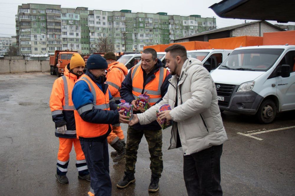 Сотрудников городских служб поздравили от имени главы администрации Симферополя Михаила Афанасьева с наступающим Новым годом! Сотрудников городских служб поздравили от имени главы администрации Симферополя Михаила Афанасьева с наступающим Новым годом!
