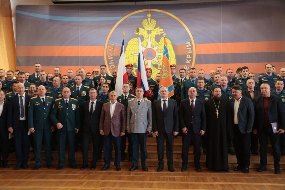 Константинов поздравил крымских спасателей с профессиональным праздником Константинов поздравил крымских спасателей с профессиональным праздником