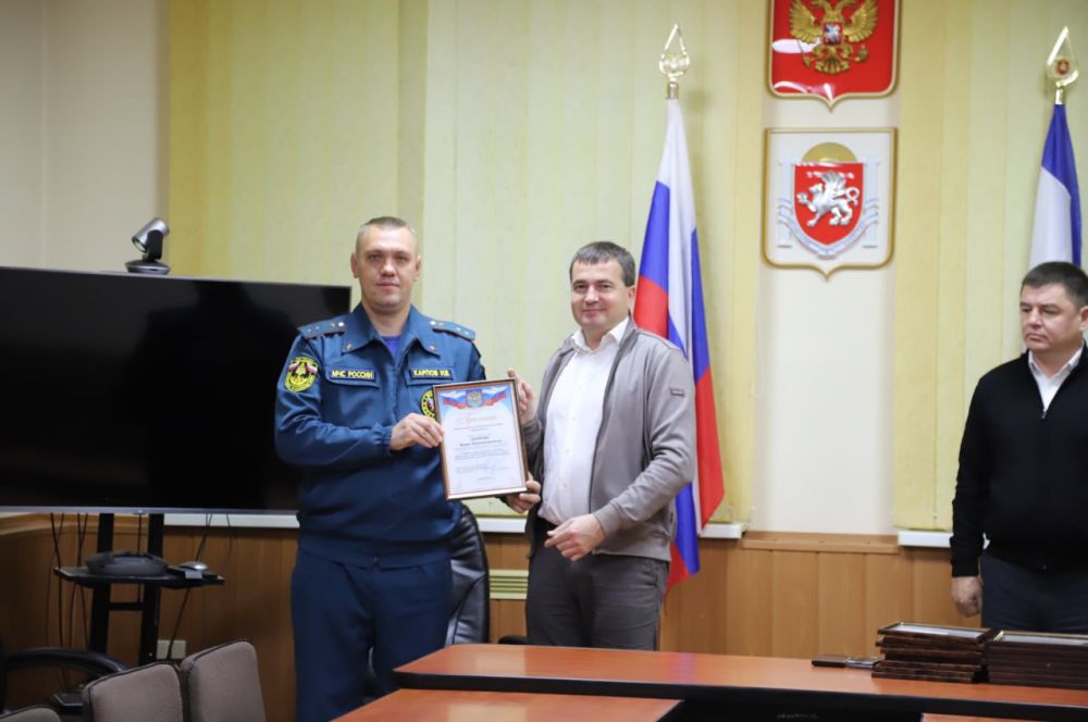 Ольга Урайкина: Сегодня в день спасателя Российской Федерации в администрации Бахчисарайского района состоялось торжественное чествование сотрудников МЧС, на котором присутствовали первый заместитель главы администрации... Ольга Урайкина: Сегодня в день спасателя Российской Федерации в администрации Бахчисарайского района состоялось торжественное чествование сотрудников МЧС, на котором присутствовали первый заместитель главы администрации...