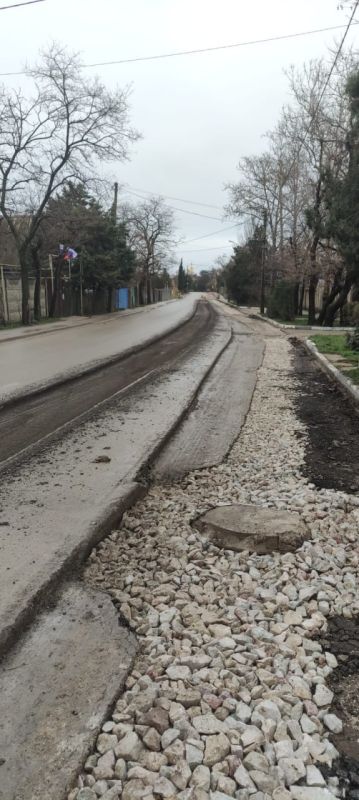 Игорь Ткаченко: В Коктебеле полным ходом идут работы по восстановлению дорожного покрытия ул. Ленина, которое было вскрыто для укладки напорного и самотечного коллекторов Игорь Ткаченко: В Коктебеле полным ходом идут работы по восстановлению дорожного покрытия ул. Ленина, которое было вскрыто для укладки напорного и самотечного коллекторов