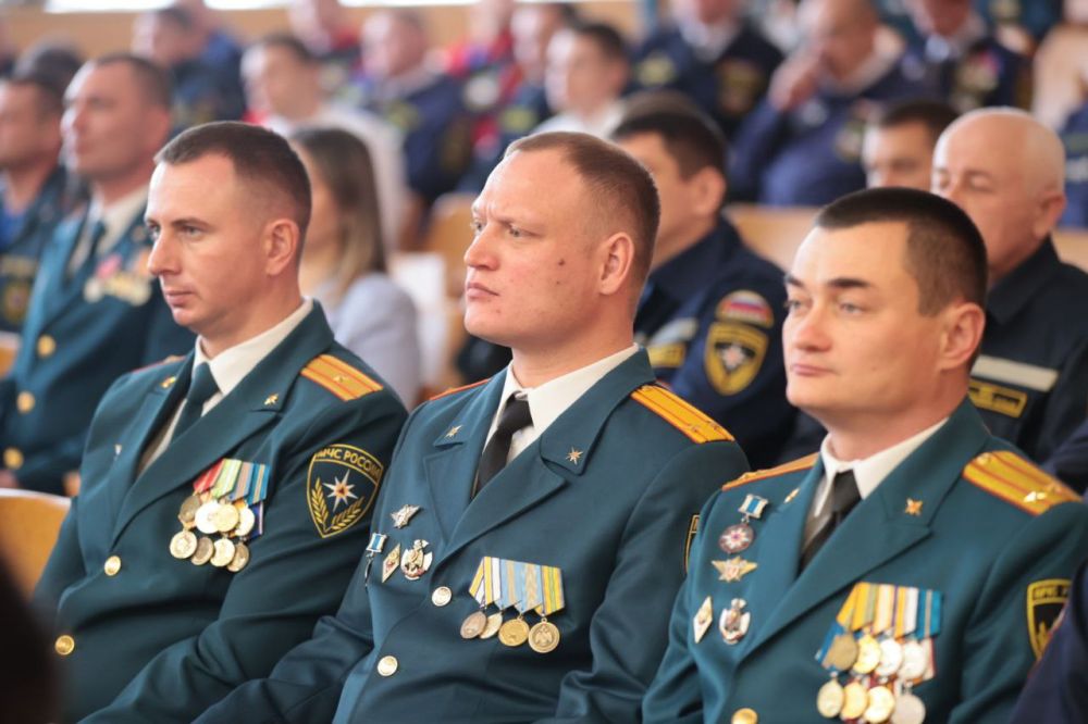 Константинов поздравил крымских спасателей с профессиональным праздником Константинов поздравил крымских спасателей с профессиональным праздником