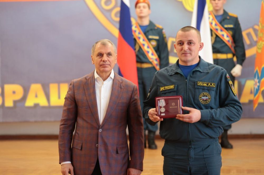 Константинов поздравил крымских спасателей с профессиональным праздником Константинов поздравил крымских спасателей с профессиональным праздником