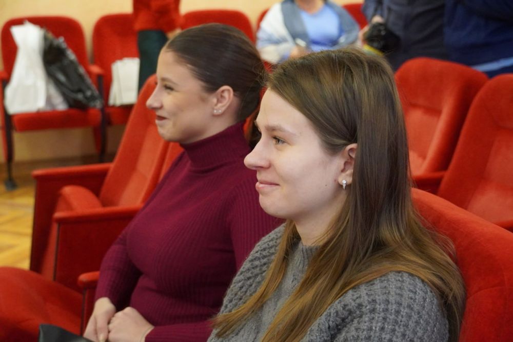 #городские_новости. Сегодня еще двоим керчанкам из числа детей-сирот вручили ключи от квартир. Глава муниципального образования Керчи Денис КОЛЕСНИК, глава администрации Олег КАТОРГИН совместно заместителем прокурора Юлией... #городские_новости. Сегодня еще двоим керчанкам из числа детей-сирот вручили ключи от квартир. Глава муниципального образования Керчи Денис КОЛЕСНИК, глава администрации Олег КАТОРГИН совместно заместителем прокурора Юлией...