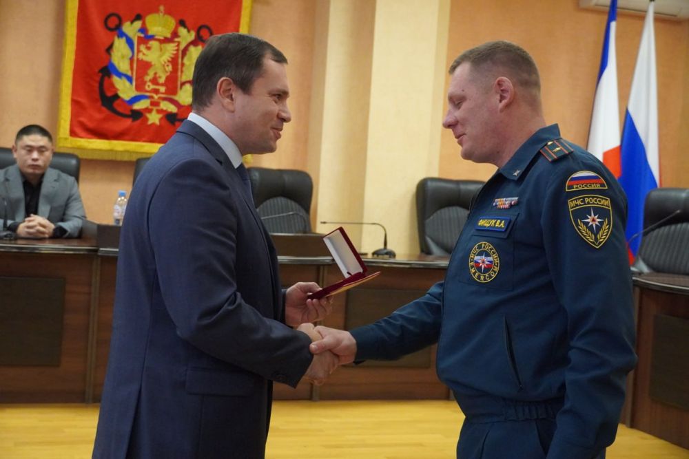 В администрации города Керчи состоялось торжественное награждение сотрудников 3 пожарно-спасательного отряда Федеральной пожарной службы МЧС России по РК и Специального морского отряда Главного управления МЧС России по РК В администрации города Керчи состоялось торжественное награждение сотрудников 3 пожарно-спасательного отряда Федеральной пожарной службы МЧС России по РК и Специального морского отряда Главного управления МЧС России по РК