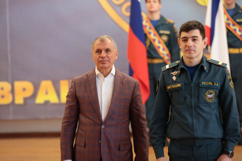 Владимир Константинов: Смелые, отважные, сильные, мужественные — всё это — о наших спасателях, которые сегодня отмечают свой профессиональный праздник Владимир Константинов: Смелые, отважные, сильные, мужественные — всё это — о наших спасателях, которые сегодня отмечают свой профессиональный праздник