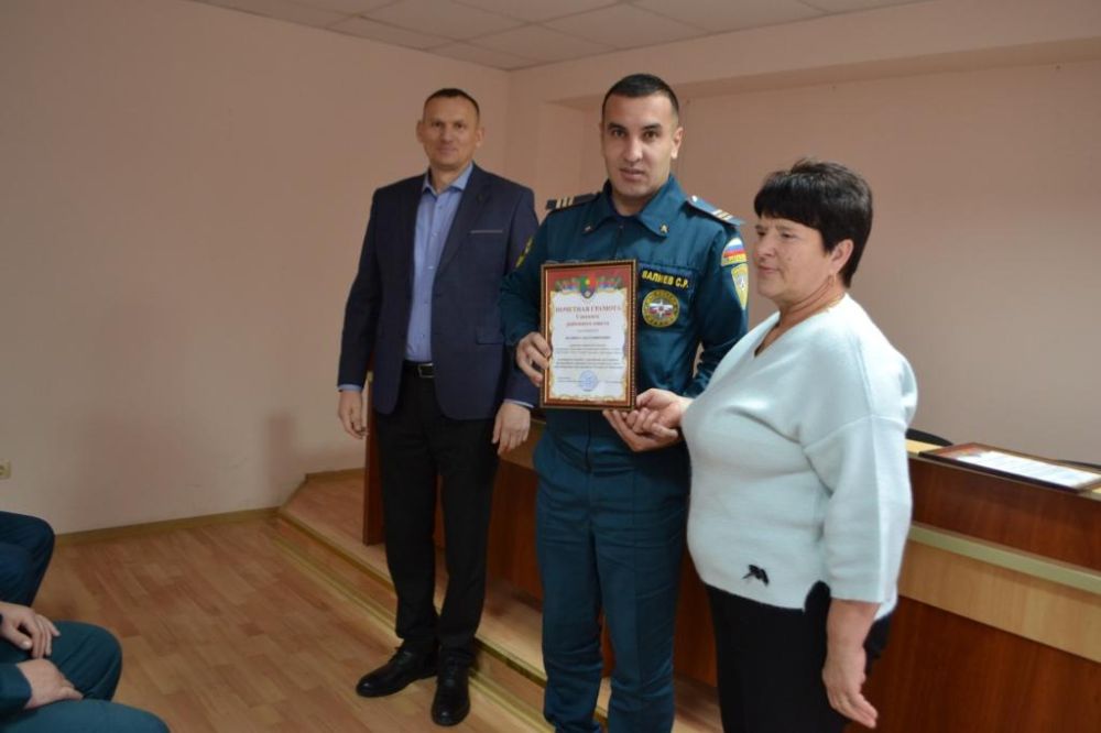 Заместитель председателя Сакского районного совета Надежда Блохина и первый заместитель главы администрации Сакского района Андрей Польченко поздравили с Днем спасателя сотрудников ОНД по городу Саки и Сакскому району... Заместитель председателя Сакского районного совета Надежда Блохина и первый заместитель главы администрации Сакского района Андрей Польченко поздравили с Днем спасателя сотрудников ОНД по городу Саки и Сакскому району...