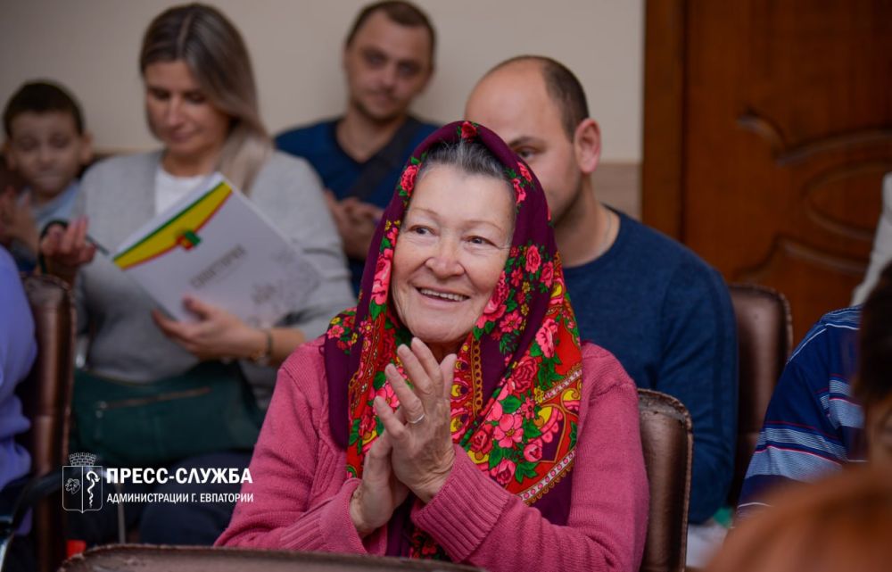 Жители Евпатории получили земельные участки и ключи от квартир Жители Евпатории получили земельные участки и ключи от квартир