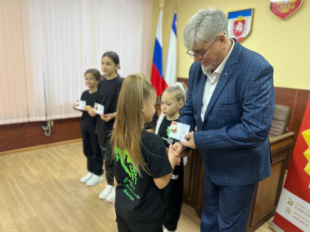 Игорь Ивин: В администрации города состоялась предновогодняя церемония вручения знаков отличия «Готов к труду и обороне» воспитанникам студии современного танца «DUET», руководителем которой является Екатерина Брыт Игорь Ивин: В администрации города состоялась предновогодняя церемония вручения знаков отличия «Готов к труду и обороне» воспитанникам студии современного танца «DUET», руководителем которой является Екатерина Брыт