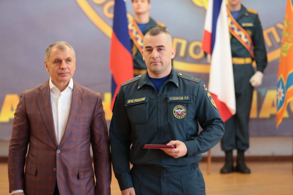 Константинов поздравил крымских спасателей с профессиональным праздником Константинов поздравил крымских спасателей с профессиональным праздником