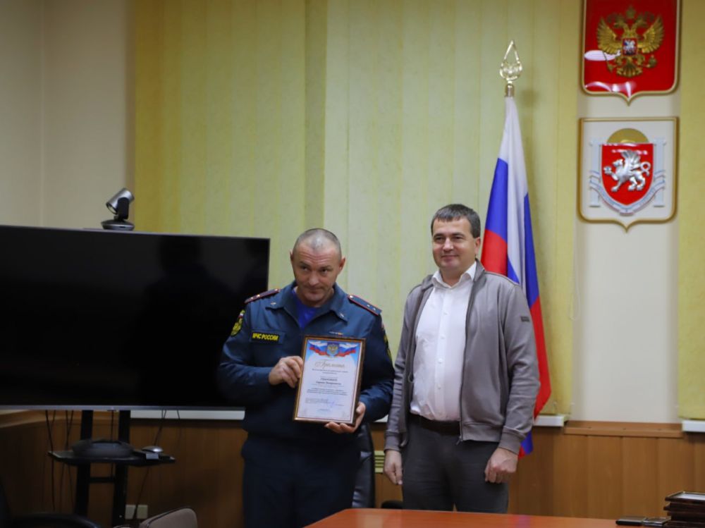 Ольга Урайкина: Сегодня в день спасателя Российской Федерации в администрации Бахчисарайского района состоялось торжественное чествование сотрудников МЧС, на котором присутствовали первый заместитель главы администрации... Ольга Урайкина: Сегодня в день спасателя Российской Федерации в администрации Бахчисарайского района состоялось торжественное чествование сотрудников МЧС, на котором присутствовали первый заместитель главы администрации...
