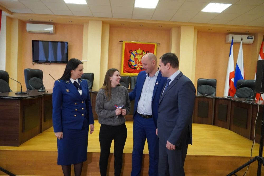 #городские_новости. Сегодня еще двоим керчанкам из числа детей-сирот вручили ключи от квартир. Глава муниципального образования Керчи Денис КОЛЕСНИК, глава администрации Олег КАТОРГИН совместно заместителем прокурора Юлией... #городские_новости. Сегодня еще двоим керчанкам из числа детей-сирот вручили ключи от квартир. Глава муниципального образования Керчи Денис КОЛЕСНИК, глава администрации Олег КАТОРГИН совместно заместителем прокурора Юлией...