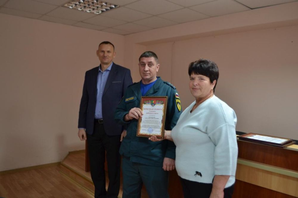 Заместитель председателя Сакского районного совета Надежда Блохина и первый заместитель главы администрации Сакского района Андрей Польченко поздравили с Днем спасателя сотрудников ОНД по городу Саки и Сакскому району... Заместитель председателя Сакского районного совета Надежда Блохина и первый заместитель главы администрации Сакского района Андрей Польченко поздравили с Днем спасателя сотрудников ОНД по городу Саки и Сакскому району...