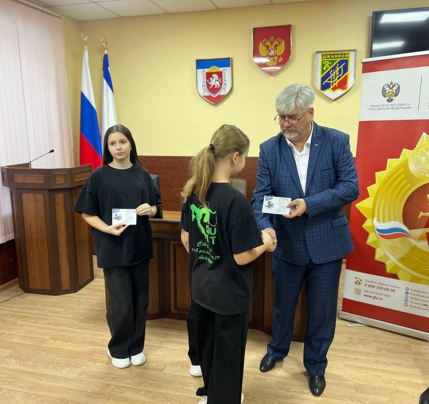 Игорь Ивин: В администрации города состоялась предновогодняя церемония вручения знаков отличия «Готов к труду и обороне» воспитанникам студии современного танца «DUET», руководителем которой является Екатерина Брыт Игорь Ивин: В администрации города состоялась предновогодняя церемония вручения знаков отличия «Готов к труду и обороне» воспитанникам студии современного танца «DUET», руководителем которой является Екатерина Брыт