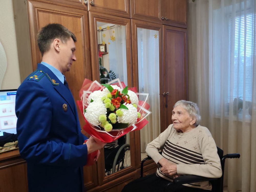 Ольга Урайкина: В преддверии новогодних праздников совместно с главой администрации Бахчисарайского района Анжеликой Ястребовой, прокурором Бахчисарайского района Республики Крым Сергеем Ермаковым поздравили ветеранов с... Ольга Урайкина: В преддверии новогодних праздников совместно с главой администрации Бахчисарайского района Анжеликой Ястребовой, прокурором Бахчисарайского района Республики Крым Сергеем Ермаковым поздравили ветеранов с...