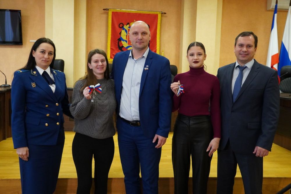 #городские_новости. Сегодня еще двоим керчанкам из числа детей-сирот вручили ключи от квартир. Глава муниципального образования Керчи Денис КОЛЕСНИК, глава администрации Олег КАТОРГИН совместно заместителем прокурора Юлией... #городские_новости. Сегодня еще двоим керчанкам из числа детей-сирот вручили ключи от квартир. Глава муниципального образования Керчи Денис КОЛЕСНИК, глава администрации Олег КАТОРГИН совместно заместителем прокурора Юлией...