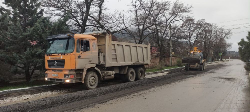 Игорь Ткаченко: В Коктебеле полным ходом идут работы по восстановлению дорожного покрытия ул. Ленина, которое было вскрыто для укладки напорного и самотечного коллекторов Игорь Ткаченко: В Коктебеле полным ходом идут работы по восстановлению дорожного покрытия ул. Ленина, которое было вскрыто для укладки напорного и самотечного коллекторов