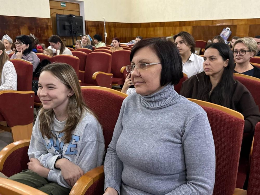 Депутат Госсовета Крыма Жанна Хуторенко вручила парламентские подарки талантливым и одаренным школьникам Черноморского района Депутат Госсовета Крыма Жанна Хуторенко вручила парламентские подарки талантливым и одаренным школьникам Черноморского района