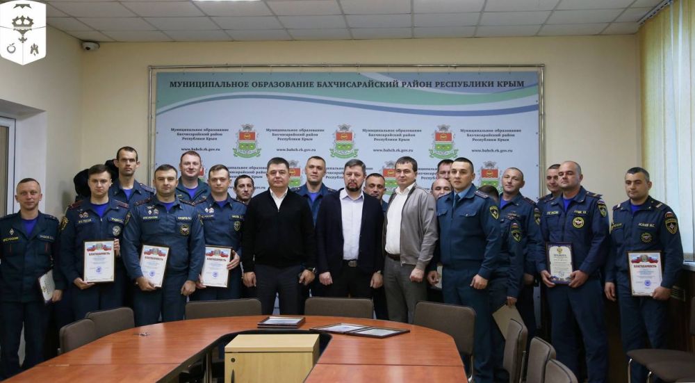 В Бахчисарае чествовали спасателей В Бахчисарае чествовали спасателей