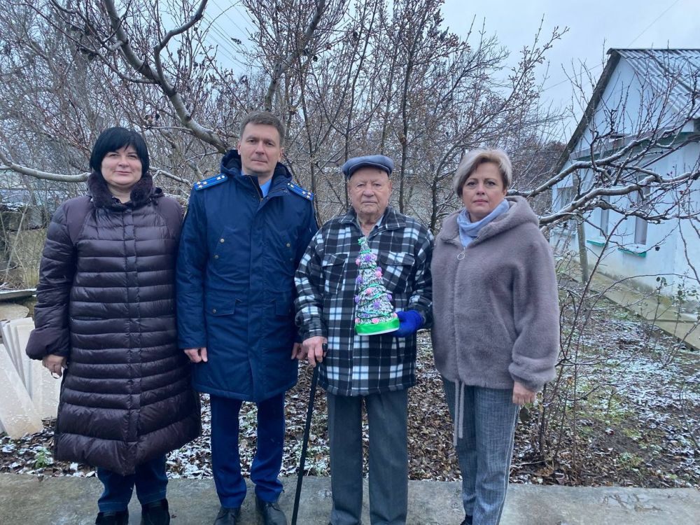 Ольга Урайкина: В преддверии новогодних праздников совместно с главой администрации Бахчисарайского района Анжеликой Ястребовой, прокурором Бахчисарайского района Республики Крым Сергеем Ермаковым поздравили ветеранов с... Ольга Урайкина: В преддверии новогодних праздников совместно с главой администрации Бахчисарайского района Анжеликой Ястребовой, прокурором Бахчисарайского района Республики Крым Сергеем Ермаковым поздравили ветеранов с...