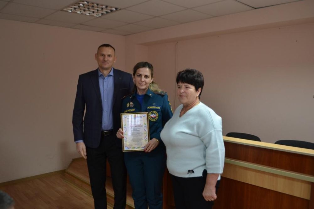 Заместитель председателя Сакского районного совета Надежда Блохина и первый заместитель главы администрации Сакского района Андрей Польченко поздравили с Днем спасателя сотрудников ОНД по городу Саки и Сакскому району... Заместитель председателя Сакского районного совета Надежда Блохина и первый заместитель главы администрации Сакского района Андрей Польченко поздравили с Днем спасателя сотрудников ОНД по городу Саки и Сакскому району...