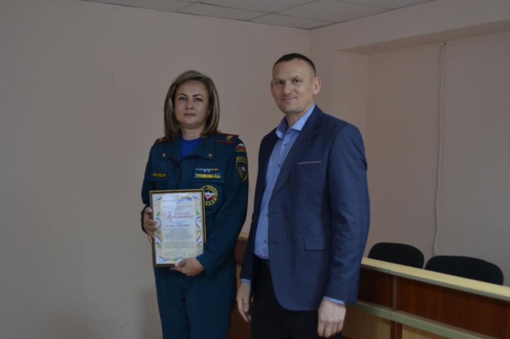 Заместитель председателя Сакского районного совета Надежда Блохина и первый заместитель главы администрации Сакского района Андрей Польченко поздравили с Днем спасателя сотрудников ОНД по городу Саки и Сакскому району... Заместитель председателя Сакского районного совета Надежда Блохина и первый заместитель главы администрации Сакского района Андрей Польченко поздравили с Днем спасателя сотрудников ОНД по городу Саки и Сакскому району...