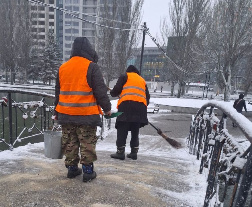 С утра в парках и скверах Симферополя провели работы по борьбе с гололёдом С утра в парках и скверах Симферополя провели работы по борьбе с гололёдом