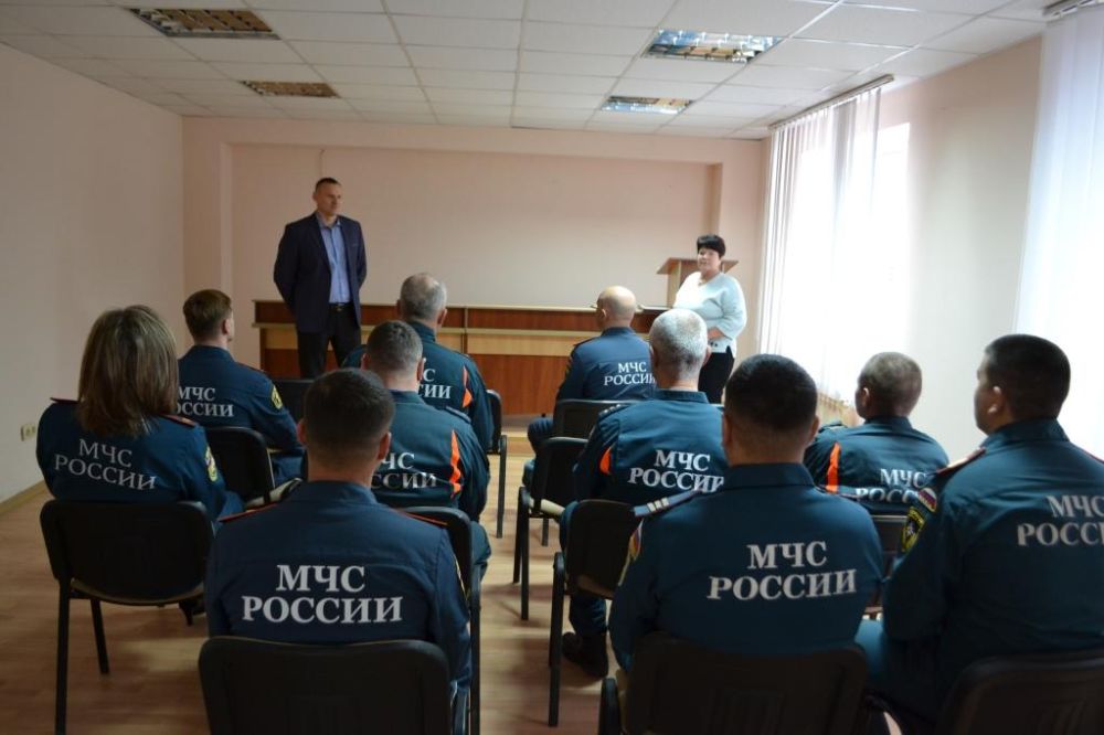 Заместитель председателя Сакского районного совета Надежда Блохина и первый заместитель главы администрации Сакского района Андрей Польченко поздравили с Днем спасателя сотрудников ОНД по городу Саки и Сакскому району... Заместитель председателя Сакского районного совета Надежда Блохина и первый заместитель главы администрации Сакского района Андрей Польченко поздравили с Днем спасателя сотрудников ОНД по городу Саки и Сакскому району...