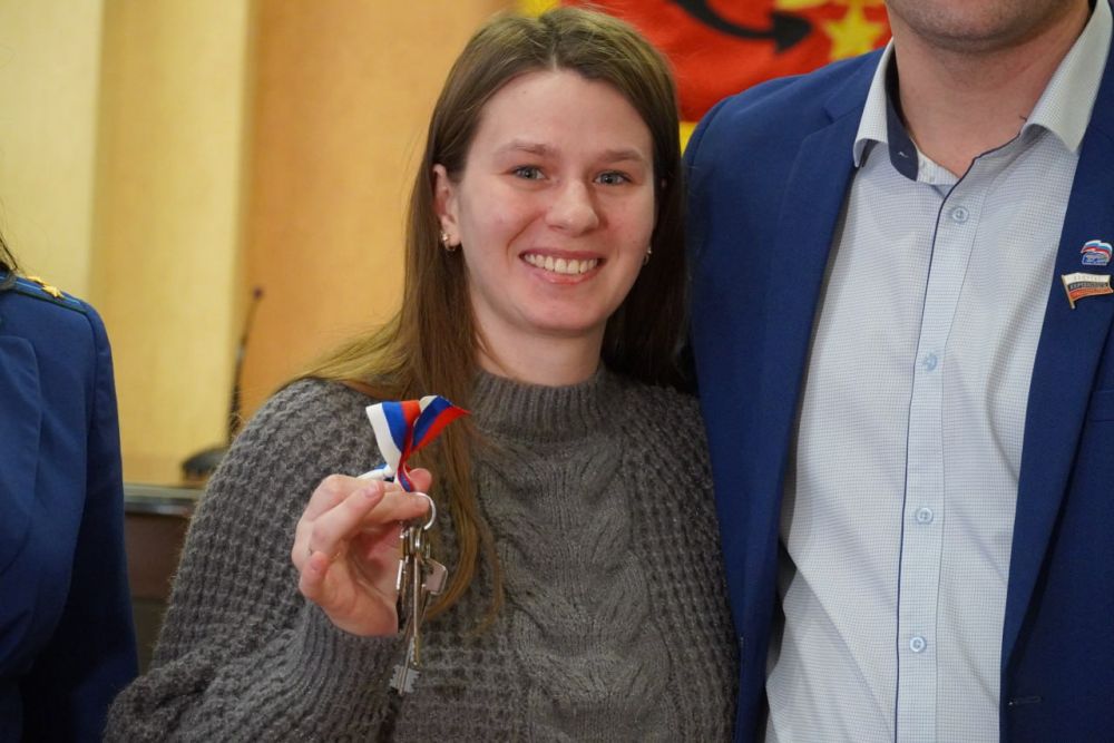 #городские_новости. Сегодня еще двоим керчанкам из числа детей-сирот вручили ключи от квартир. Глава муниципального образования Керчи Денис КОЛЕСНИК, глава администрации Олег КАТОРГИН совместно заместителем прокурора Юлией... #городские_новости. Сегодня еще двоим керчанкам из числа детей-сирот вручили ключи от квартир. Глава муниципального образования Керчи Денис КОЛЕСНИК, глава администрации Олег КАТОРГИН совместно заместителем прокурора Юлией...