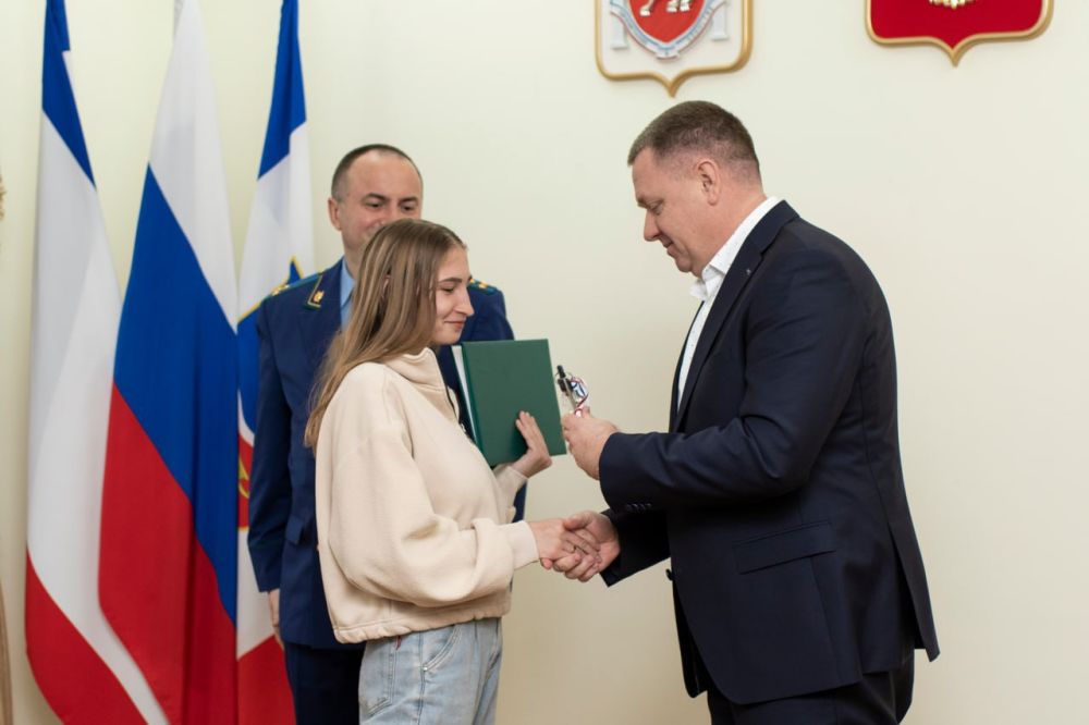 Михаил Афанасьев: В преддверии волшебного праздника вручили ключи от новых домов лицам из числа детей-сирот. Михаил Афанасьев: В преддверии волшебного праздника вручили ключи от новых домов лицам из числа детей-сирот.