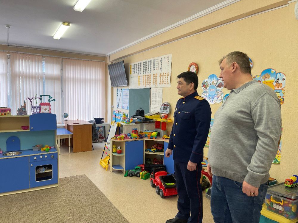 Офицеры СК поздравили воспитанников социального центра Керчи с наступающим Новым годом Офицеры СК поздравили воспитанников социального центра Керчи с наступающим Новым годом