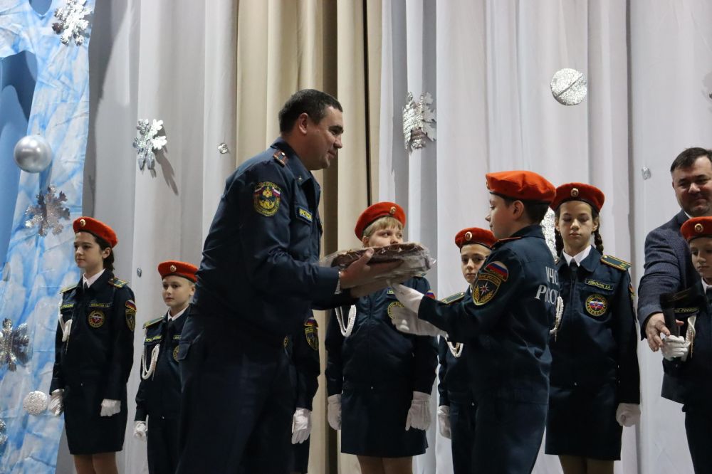 Сегодня свой профессиональный праздник отмечают сотрудники подразделений Министерства чрезвычайных ситуаций России Сегодня свой профессиональный праздник отмечают сотрудники подразделений Министерства чрезвычайных ситуаций России
