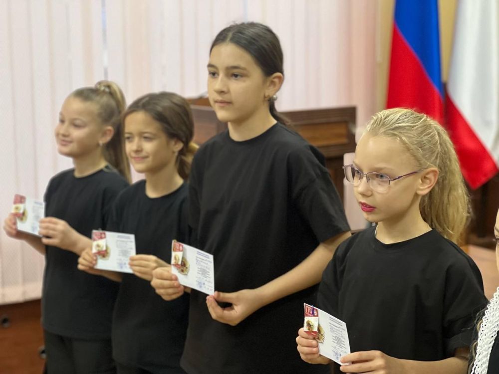Сегодня в администрации города состоялась предновогодняя церемония вручения знаков отличия «Готов к труду и обороне» воспитанникам студии современного танца «DUET», руководителем которой является Екатерина Брыт Сегодня в администрации города состоялась предновогодняя церемония вручения знаков отличия «Готов к труду и обороне» воспитанникам студии современного танца «DUET», руководителем которой является Екатерина Брыт