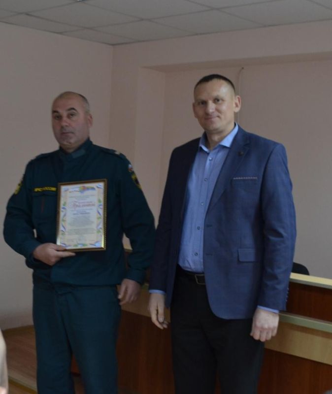 Заместитель председателя Сакского районного совета Надежда Блохина и первый заместитель главы администрации Сакского района Андрей Польченко поздравили с Днем спасателя сотрудников ОНД по городу Саки и Сакскому району... Заместитель председателя Сакского районного совета Надежда Блохина и первый заместитель главы администрации Сакского района Андрей Польченко поздравили с Днем спасателя сотрудников ОНД по городу Саки и Сакскому району...