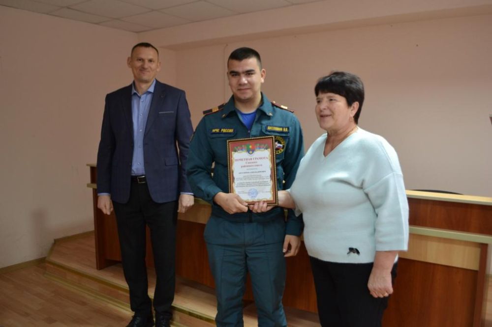 Заместитель председателя Сакского районного совета Надежда Блохина и первый заместитель главы администрации Сакского района Андрей Польченко поздравили с Днем спасателя сотрудников ОНД по городу Саки и Сакскому району... Заместитель председателя Сакского районного совета Надежда Блохина и первый заместитель главы администрации Сакского района Андрей Польченко поздравили с Днем спасателя сотрудников ОНД по городу Саки и Сакскому району...