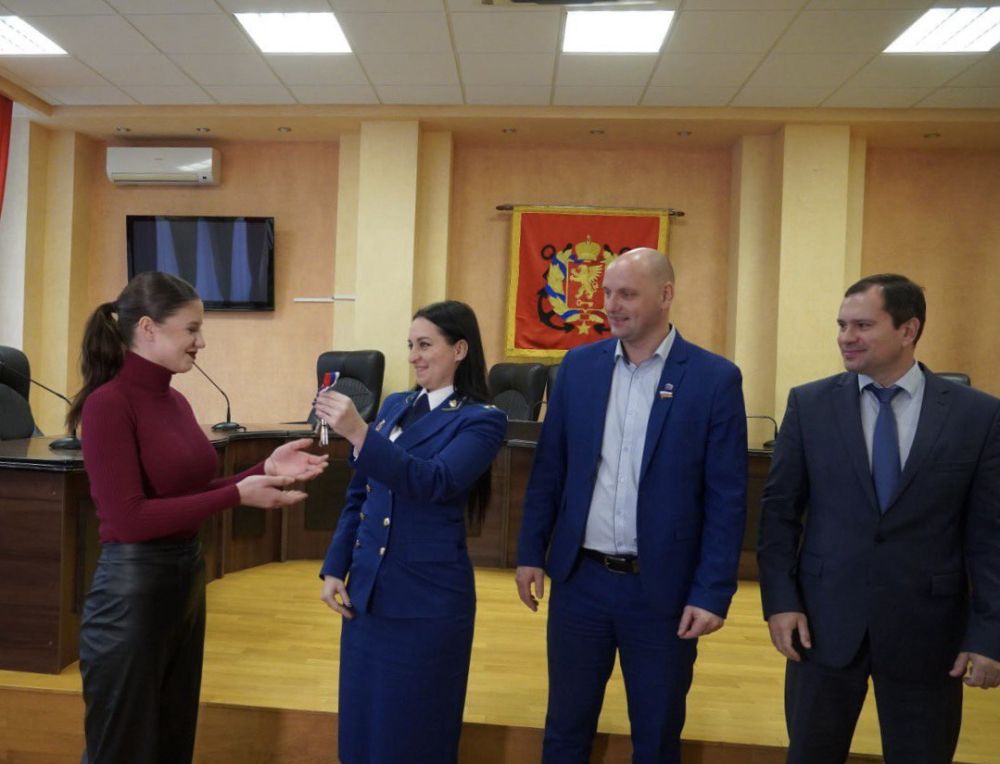 #городские_новости. Сегодня еще двоим керчанкам из числа детей-сирот вручили ключи от квартир. Глава муниципального образования Керчи Денис КОЛЕСНИК, глава администрации Олег КАТОРГИН совместно заместителем прокурора Юлией... #городские_новости. Сегодня еще двоим керчанкам из числа детей-сирот вручили ключи от квартир. Глава муниципального образования Керчи Денис КОЛЕСНИК, глава администрации Олег КАТОРГИН совместно заместителем прокурора Юлией...