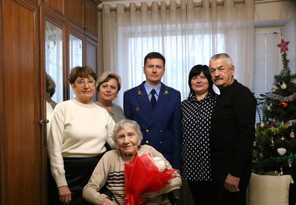 Ольга Урайкина: В преддверии новогодних праздников совместно с главой администрации Бахчисарайского района Анжеликой Ястребовой, прокурором Бахчисарайского района Республики Крым Сергеем Ермаковым поздравили ветеранов с... Ольга Урайкина: В преддверии новогодних праздников совместно с главой администрации Бахчисарайского района Анжеликой Ястребовой, прокурором Бахчисарайского района Республики Крым Сергеем Ермаковым поздравили ветеранов с...