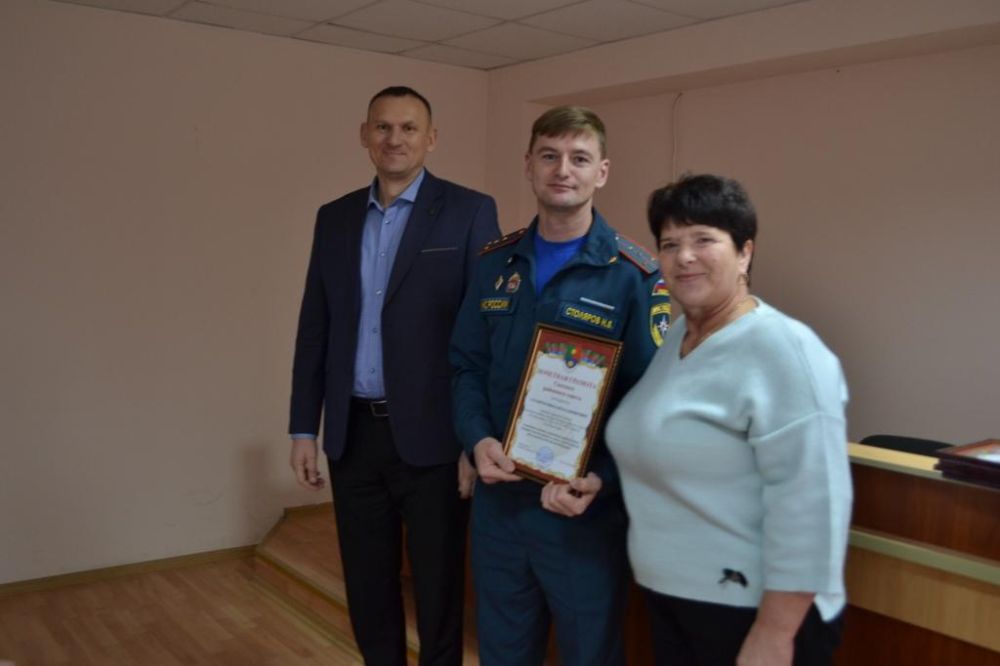 Заместитель председателя Сакского районного совета Надежда Блохина и первый заместитель главы администрации Сакского района Андрей Польченко поздравили с Днем спасателя сотрудников ОНД по городу Саки и Сакскому району... Заместитель председателя Сакского районного совета Надежда Блохина и первый заместитель главы администрации Сакского района Андрей Польченко поздравили с Днем спасателя сотрудников ОНД по городу Саки и Сакскому району...