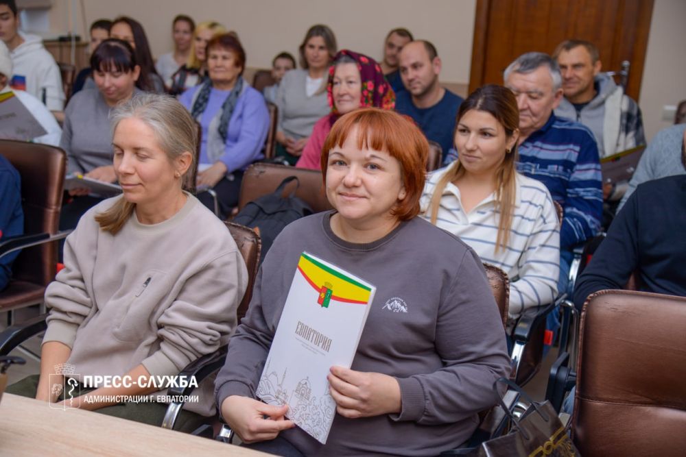 Жители Евпатории получили земельные участки и ключи от квартир Жители Евпатории получили земельные участки и ключи от квартир
