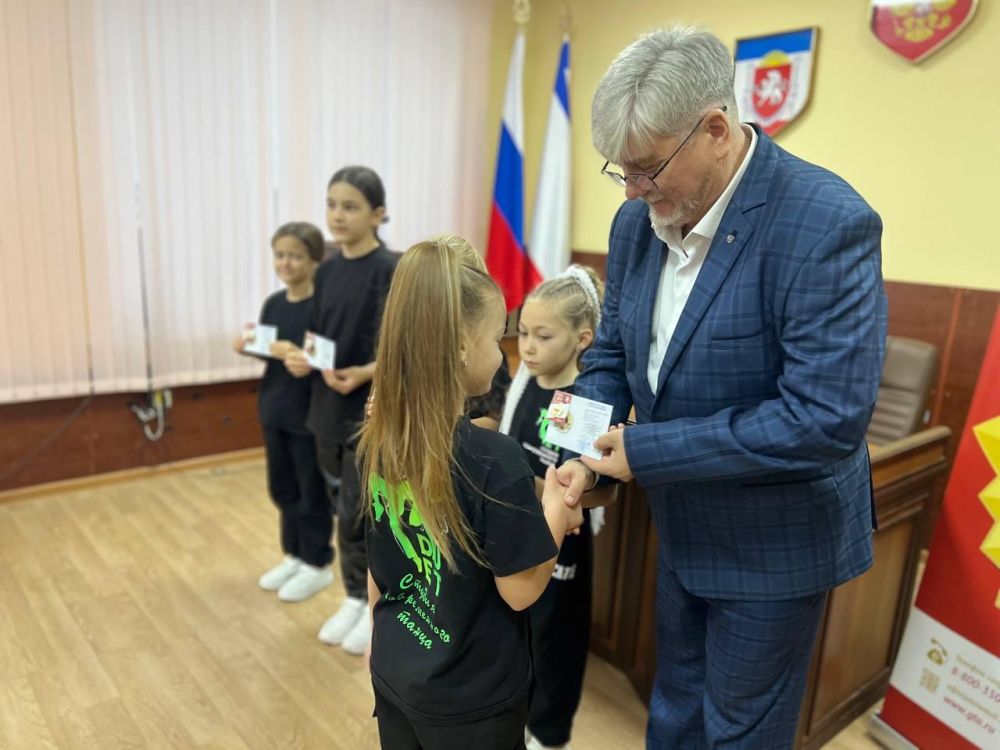 Сегодня в администрации города состоялась предновогодняя церемония вручения знаков отличия «Готов к труду и обороне» воспитанникам студии современного танца «DUET», руководителем которой является Екатерина Брыт Сегодня в администрации города состоялась предновогодняя церемония вручения знаков отличия «Готов к труду и обороне» воспитанникам студии современного танца «DUET», руководителем которой является Екатерина Брыт