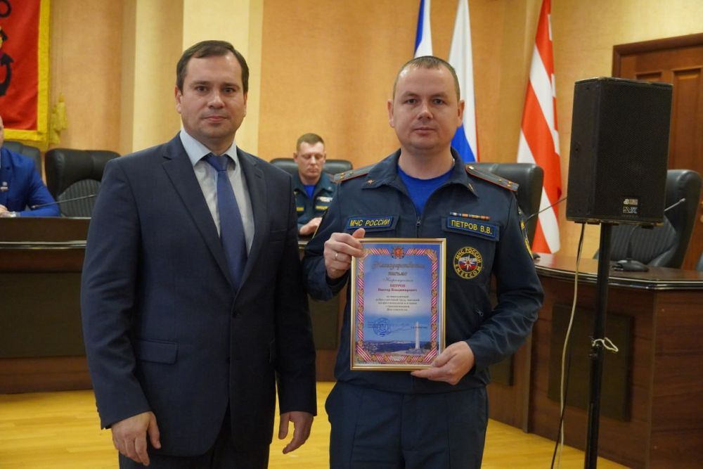 В администрации города Керчи состоялось торжественное награждение сотрудников 3 пожарно-спасательного отряда Федеральной пожарной службы МЧС России по РК и Специального морского отряда Главного управления МЧС России по РК В администрации города Керчи состоялось торжественное награждение сотрудников 3 пожарно-спасательного отряда Федеральной пожарной службы МЧС России по РК и Специального морского отряда Главного управления МЧС России по РК