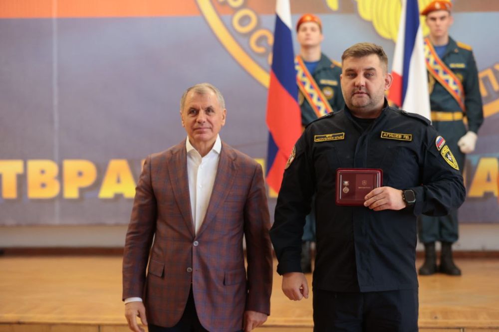 Константинов поздравил крымских спасателей с профессиональным праздником Константинов поздравил крымских спасателей с профессиональным праздником