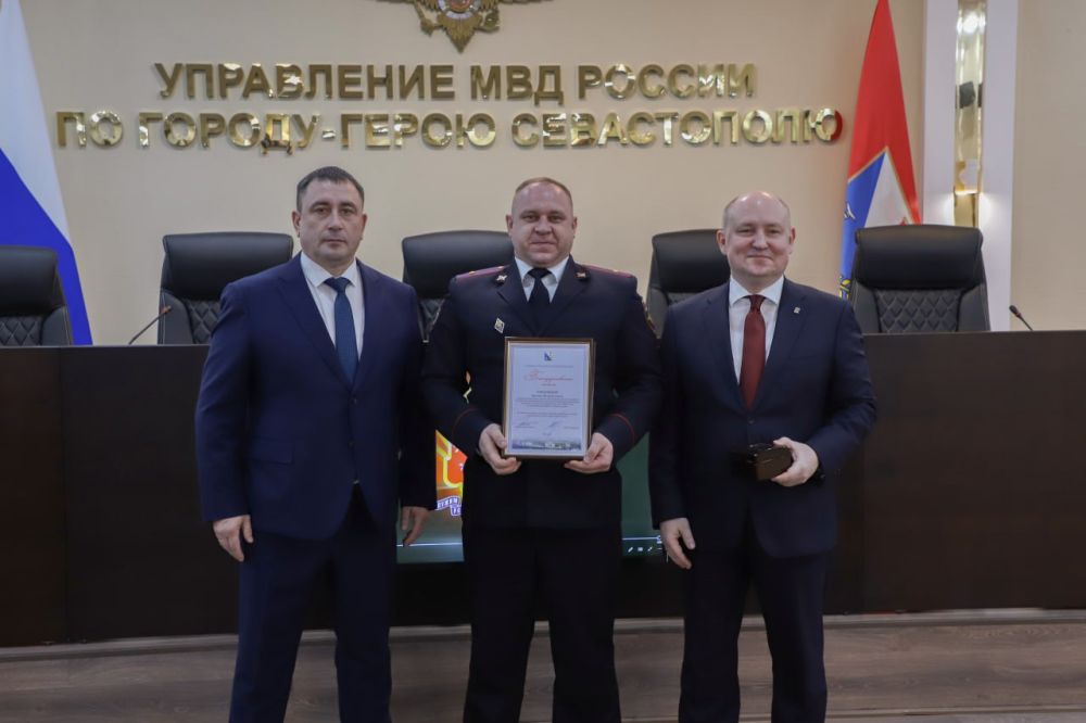 Начальник УМВД России по г. Севастополю генерал-майор полиции Сергей Сигунов и Губернатор города Севастополя Михаил Развожаев наградили лучших участковых уполномоченных полиции и инспекторов по делам несовершеннолетних, а... Начальник УМВД России по г. Севастополю генерал-майор полиции Сергей Сигунов и Губернатор города Севастополя Михаил Развожаев наградили лучших участковых уполномоченных полиции и инспекторов по делам несовершеннолетних, а...