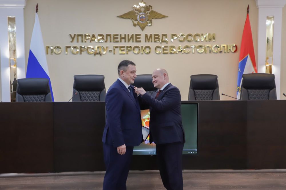 Начальник УМВД России по г. Севастополю генерал-майор полиции Сергей Сигунов и Губернатор города Севастополя Михаил Развожаев наградили лучших участковых уполномоченных полиции и инспекторов по делам несовершеннолетних, а... Начальник УМВД России по г. Севастополю генерал-майор полиции Сергей Сигунов и Губернатор города Севастополя Михаил Развожаев наградили лучших участковых уполномоченных полиции и инспекторов по делам несовершеннолетних, а...