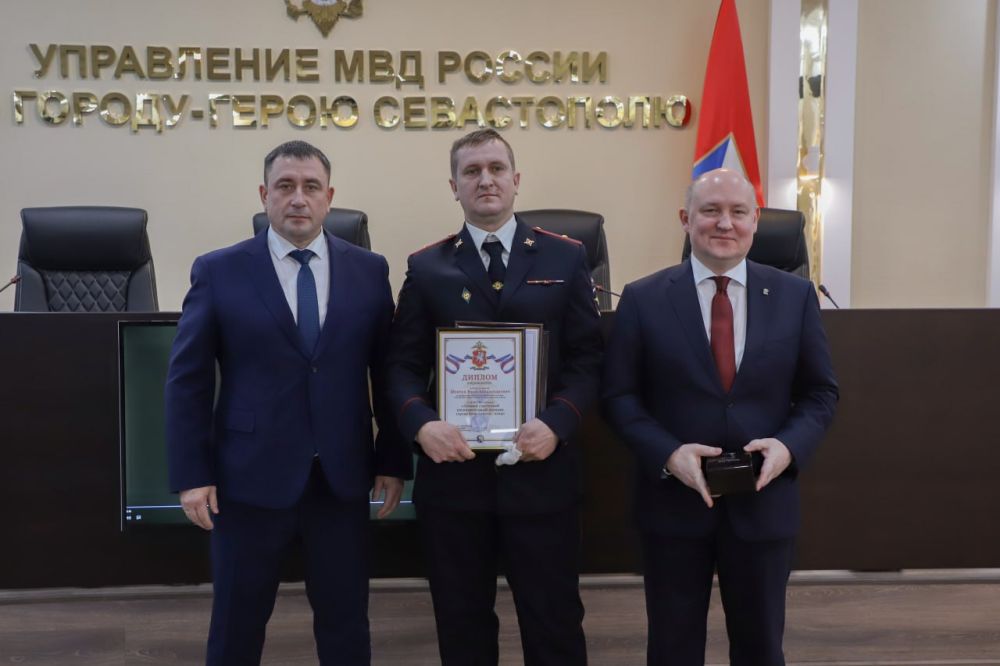 Начальник УМВД России по г. Севастополю генерал-майор полиции Сергей Сигунов и Губернатор города Севастополя Михаил Развожаев наградили лучших участковых уполномоченных полиции и инспекторов по делам несовершеннолетних, а... Начальник УМВД России по г. Севастополю генерал-майор полиции Сергей Сигунов и Губернатор города Севастополя Михаил Развожаев наградили лучших участковых уполномоченных полиции и инспекторов по делам несовершеннолетних, а...