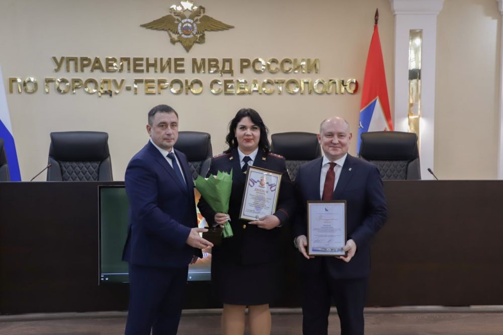 Начальник УМВД России по г. Севастополю генерал-майор полиции Сергей Сигунов и Губернатор города Севастополя Михаил Развожаев наградили лучших участковых уполномоченных полиции и инспекторов по делам несовершеннолетних, а... Начальник УМВД России по г. Севастополю генерал-майор полиции Сергей Сигунов и Губернатор города Севастополя Михаил Развожаев наградили лучших участковых уполномоченных полиции и инспекторов по делам несовершеннолетних, а...