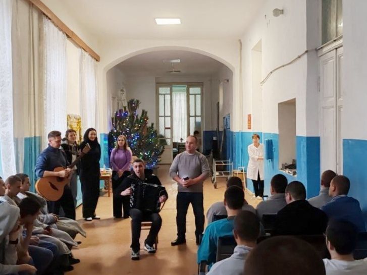 Волонтеры и активисты поздравили с наступающим новым годом наших защитников и врачей в военном госпитале Волонтеры и активисты поздравили с наступающим новым годом наших защитников и врачей в военном госпитале