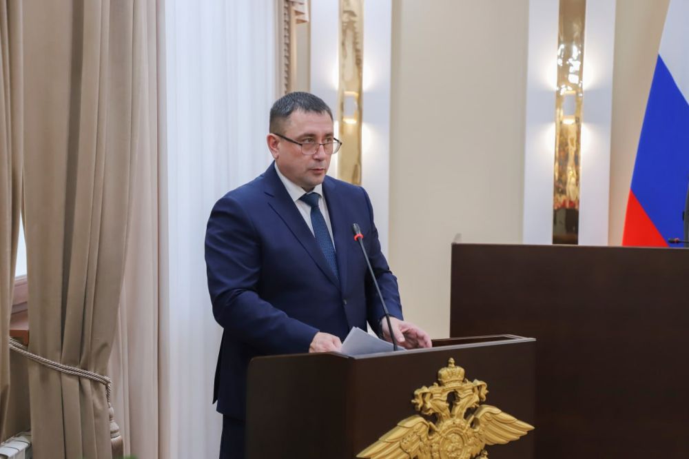 Начальник УМВД России по г. Севастополю генерал-майор полиции Сергей Сигунов и Губернатор города Севастополя Михаил Развожаев наградили лучших участковых уполномоченных полиции и инспекторов по делам несовершеннолетних, а... Начальник УМВД России по г. Севастополю генерал-майор полиции Сергей Сигунов и Губернатор города Севастополя Михаил Развожаев наградили лучших участковых уполномоченных полиции и инспекторов по делам несовершеннолетних, а...